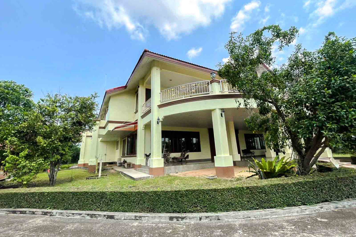 House for sale - 6 Bed 4 Bath image 1