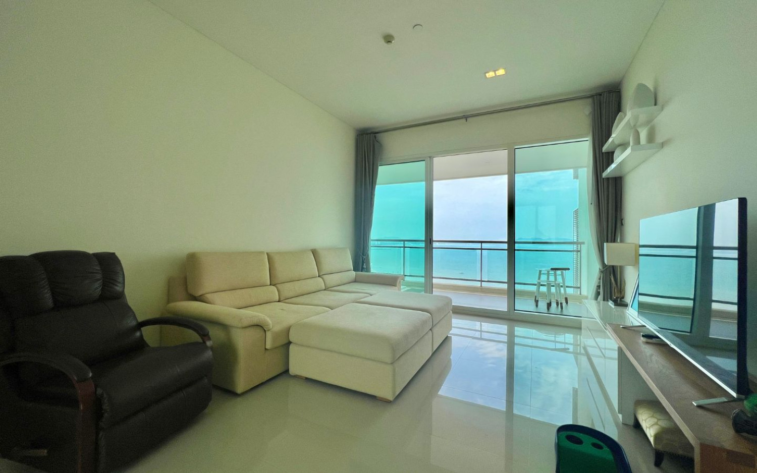 Reflection – 2 Bed 2 Bath Sea View With Jacuzzi (40th Floor) image 2