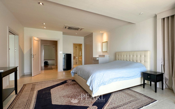 3 Bedroom Condo for Sale in Baan Rimpha communal swimming pool