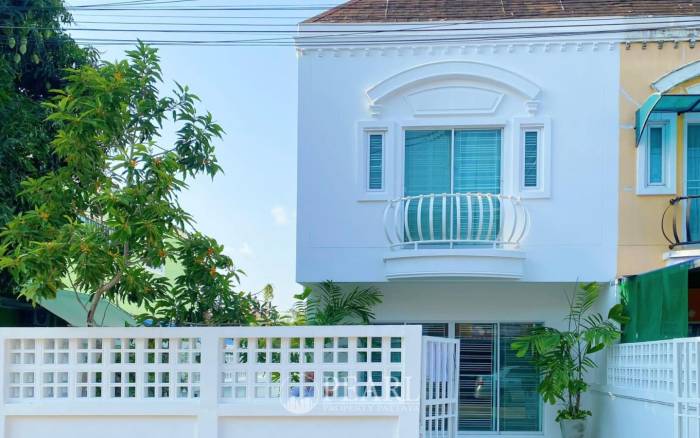 Corner Townhome For Sale in East Pattaya - 3 Bed 2 Bath