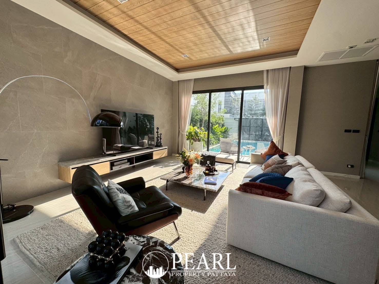 4 Bedroom House for Sale in Luxury Vista Villas luxurious swimming pool