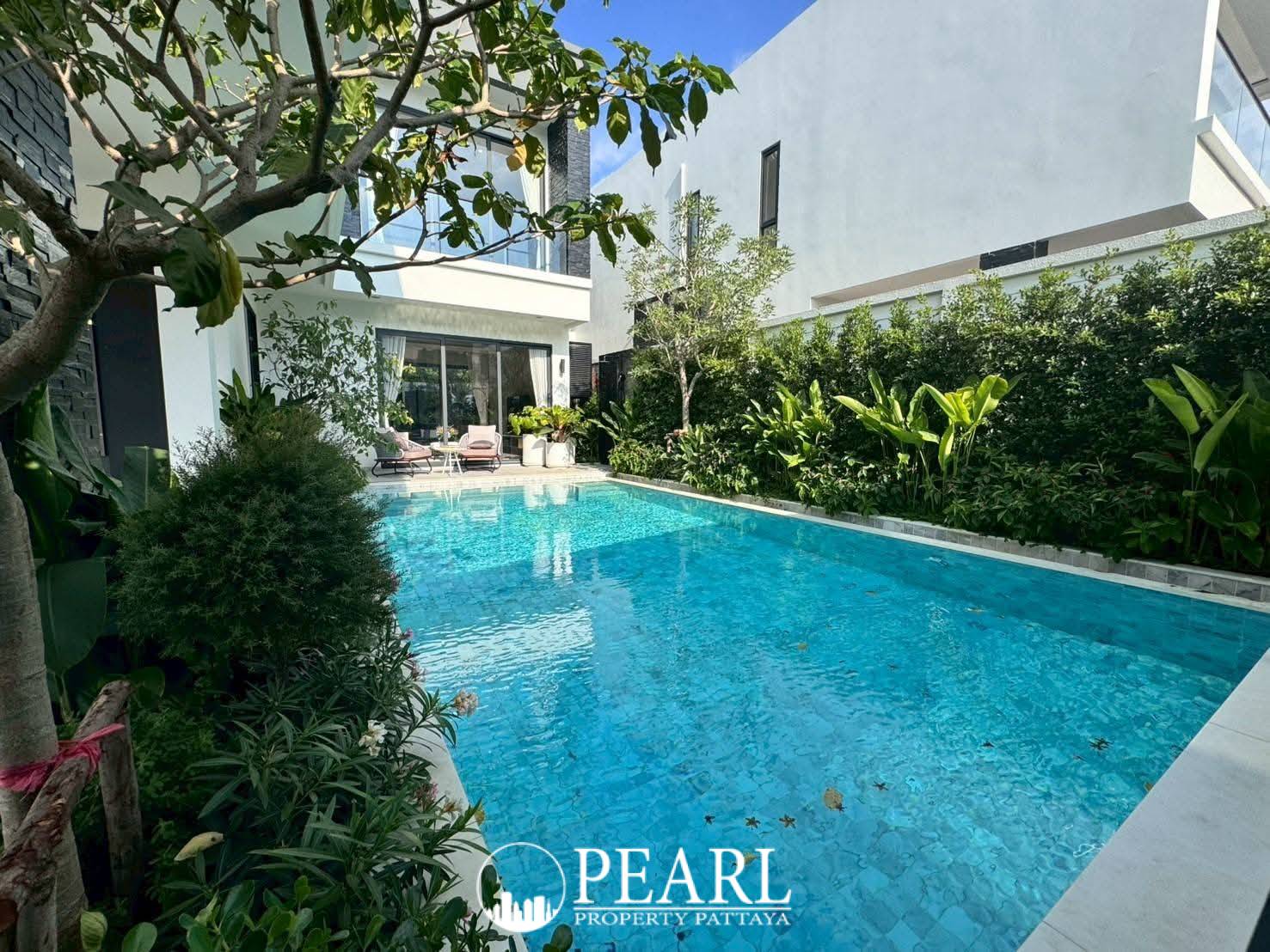 4 Bedroom House for Sale in Luxury Vista Villas modern kitchen with island