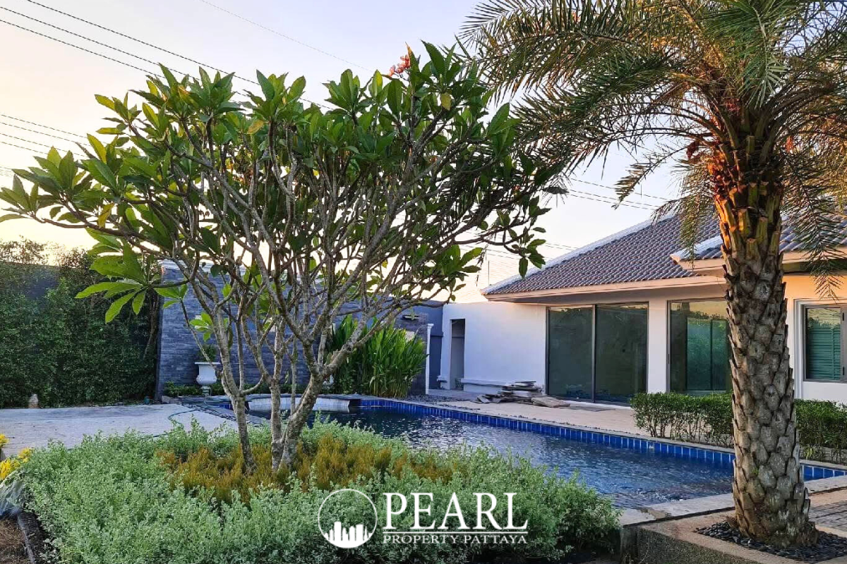 4 Bedroom House for Sale in European Thai House master bedroom with balcony