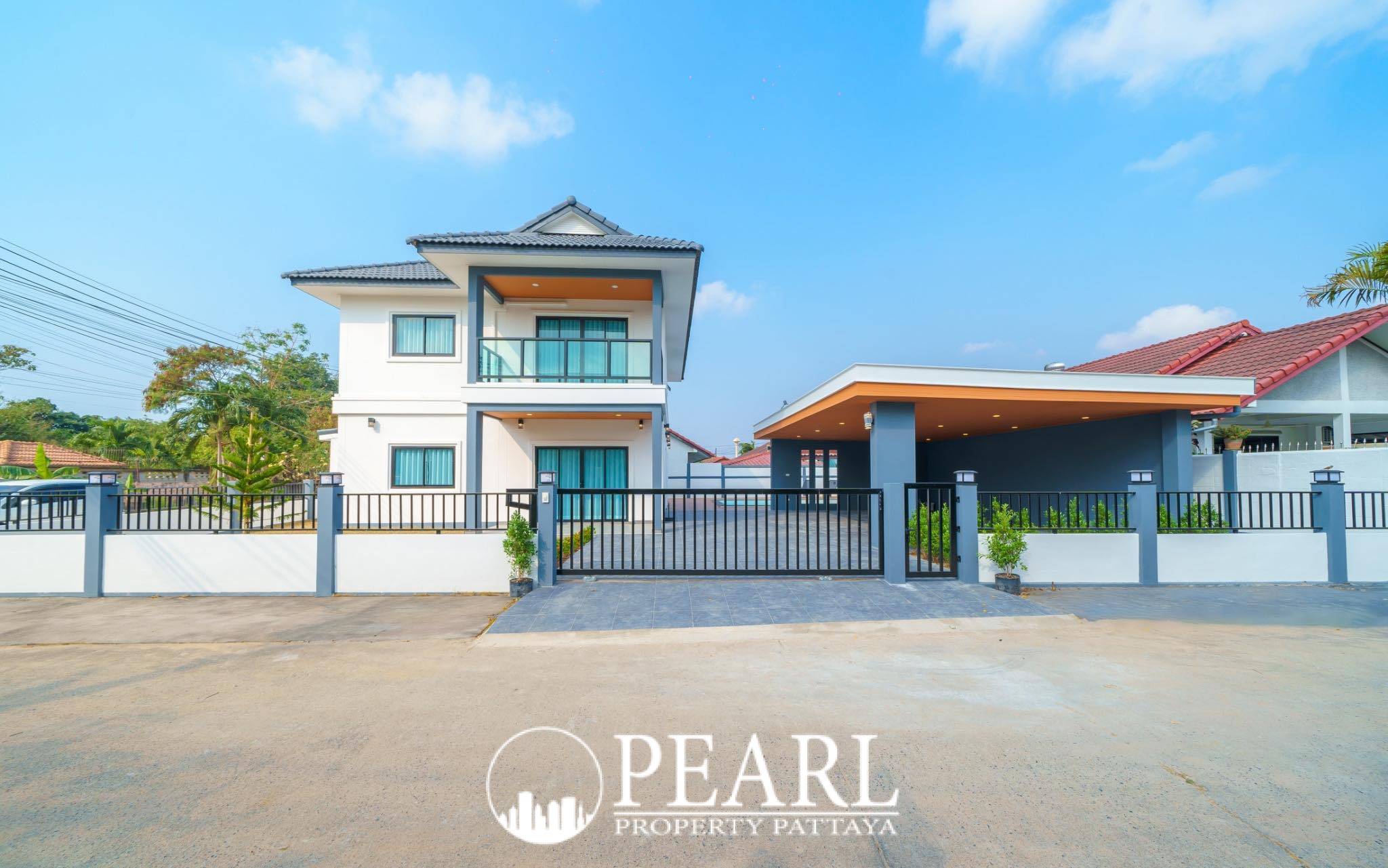 Park Rung Ruang rooftop swimming pool and lounge area