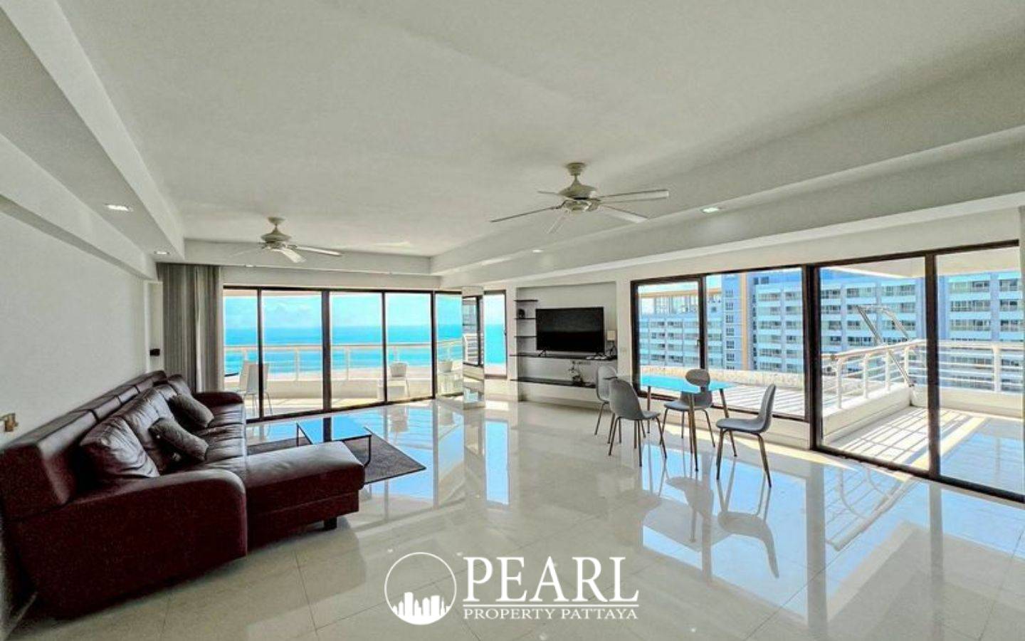 3 Bedroom Condo for Sale at Metro Jomtien Condotel modern kitchen with appliances