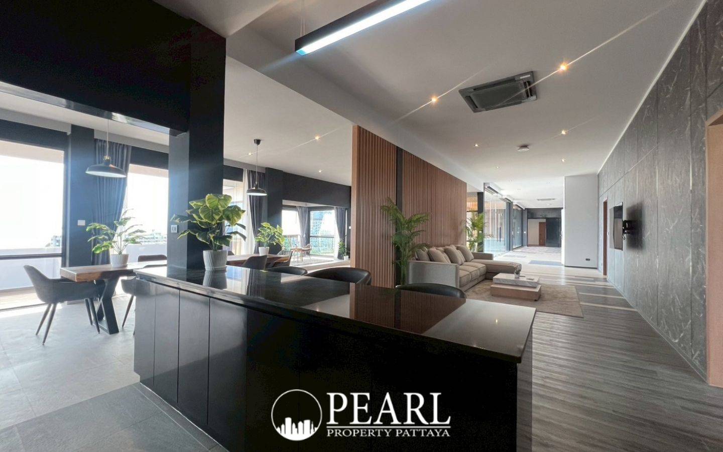 4 Bedroom Condo for Sale in Sombat Condo View third bedroom with built-in wardrobe