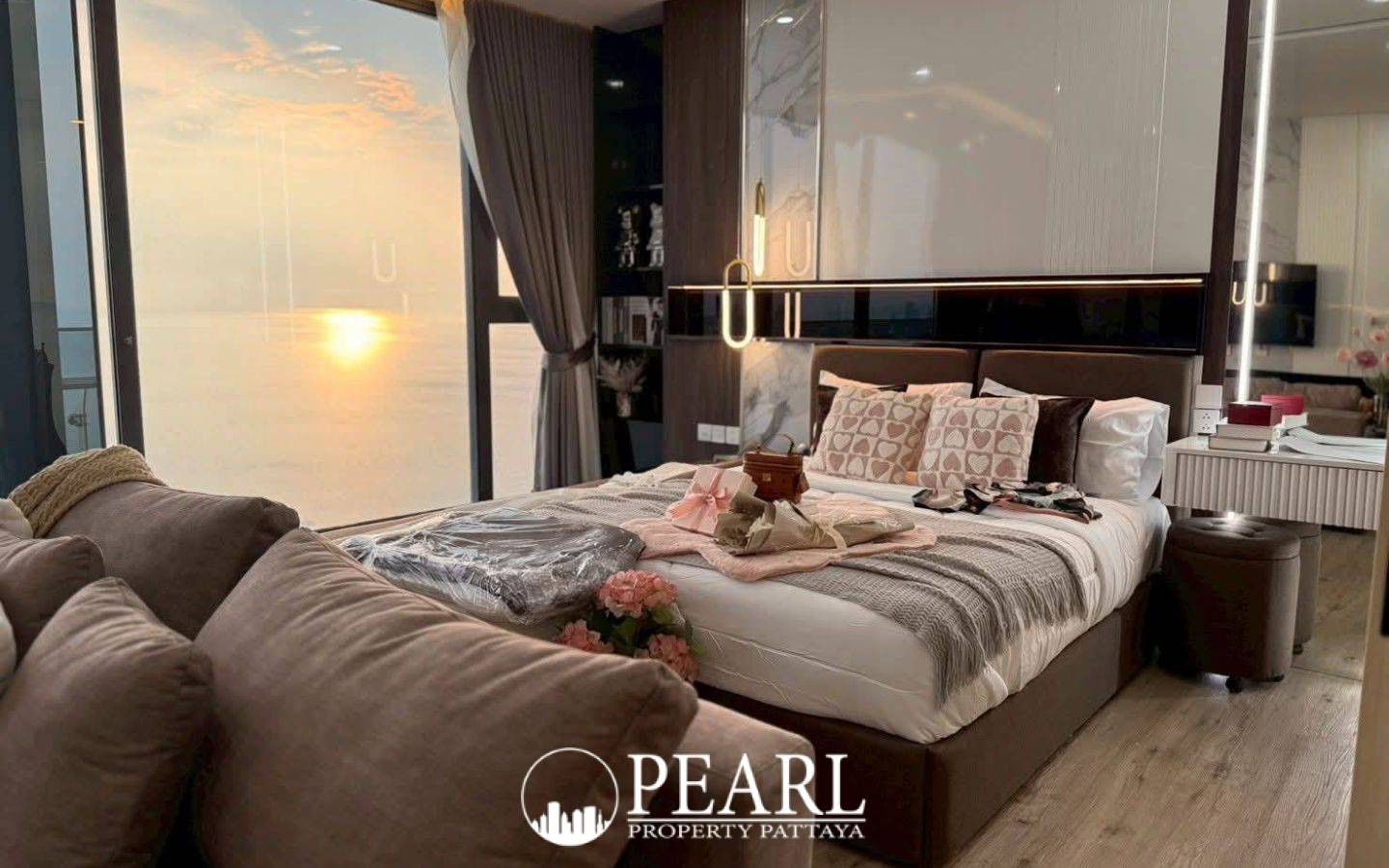 1 Bedroom Condo for Sale in Arom Wongamat well-equipped kitchen