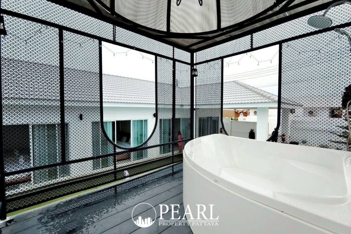 5 Bedroom House for Sale in Majestic Residence spacious living room