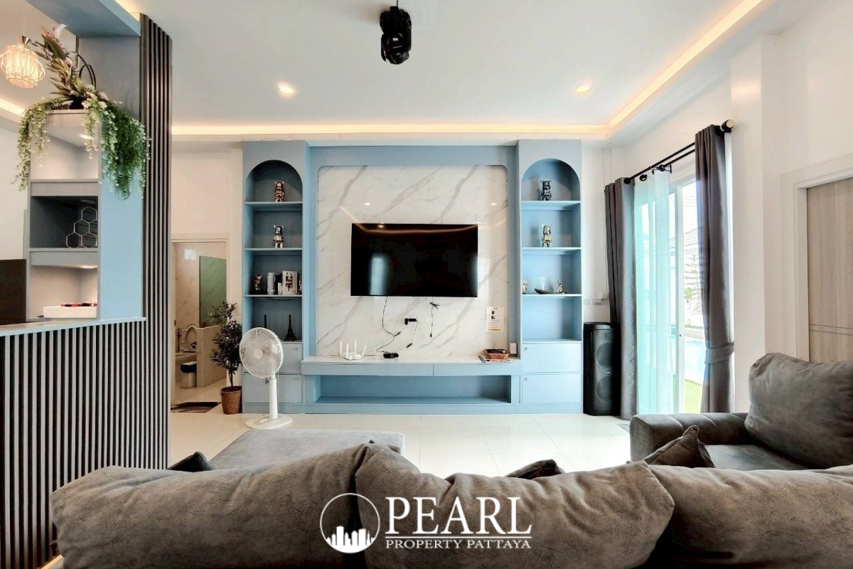 5 Bedroom House for Sale in Majestic Residence master bedroom with ensuite