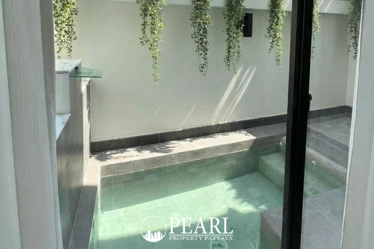 4 Bedroom House for Sale in The Rich Garden master bedroom with ensuite