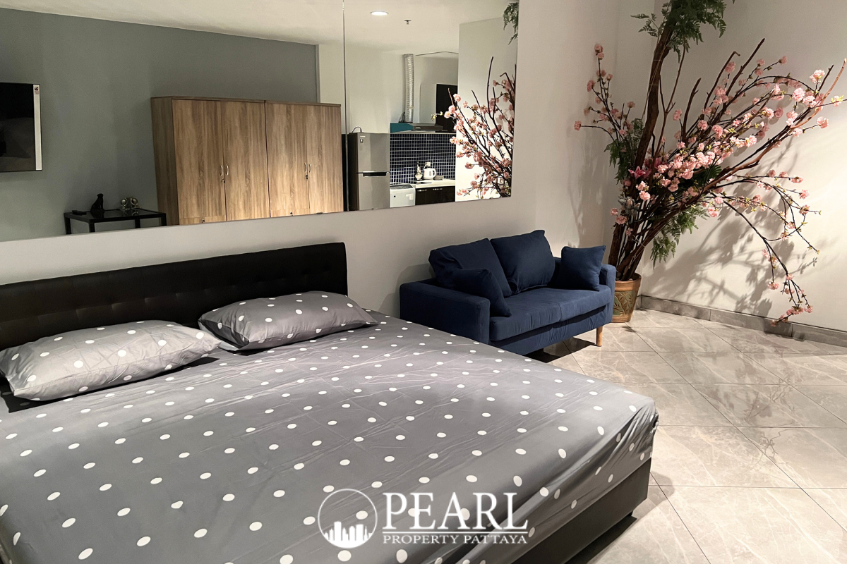 1 Bedroom Condo for Sale in View Talay 7 private balcony with sea view